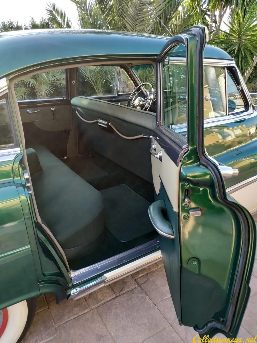 BUICK SUPER RIVIERA SEDAN 1952