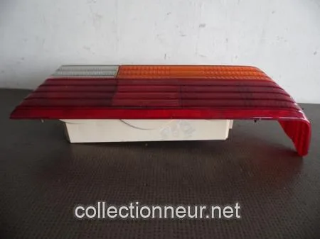 CABOCHON FEU ARRIERE DROIT PEUGEOT 305